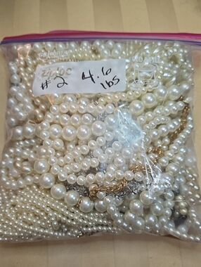 RESELLERS! 4.6 POUNDS OF PEARL NECKLACES. KEEP OR RESELL ALL WEARABLE
